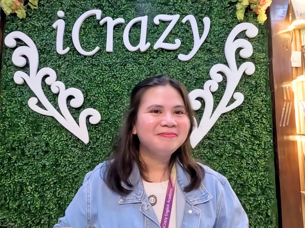笑顔でインタビューに応じているICLのAcademic Head TeacherのCharie先生