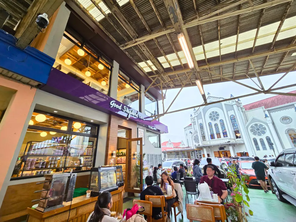 Session RoadにあるPorta Vaga Mallの屋上階から見た、Good Shepherd Caféとバギオ大聖堂