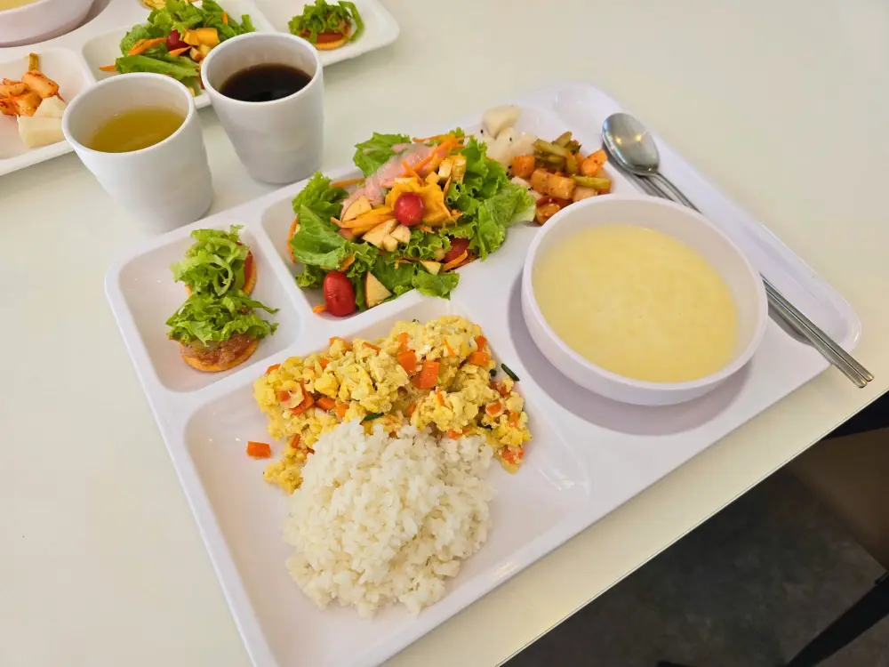 カナッペ、野菜とフルーツのサラダ、スクランブルエッグ、スープなどが並ぶブランチ
