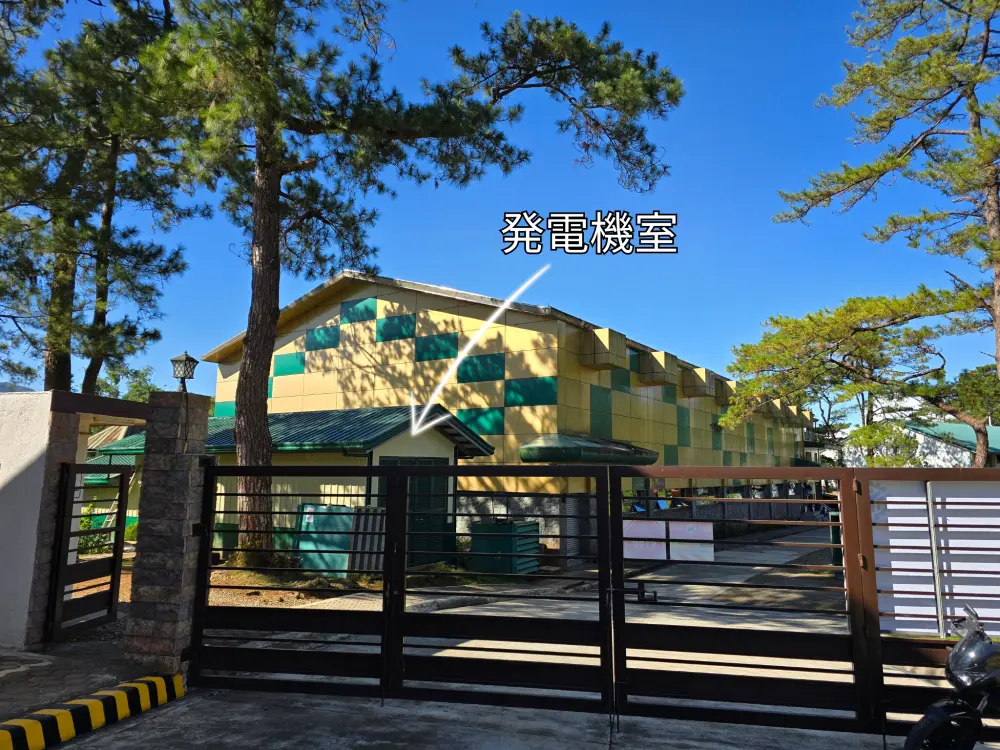 A&J ECO Campusの正門外に設置された発電機室と、その奥にある体育館