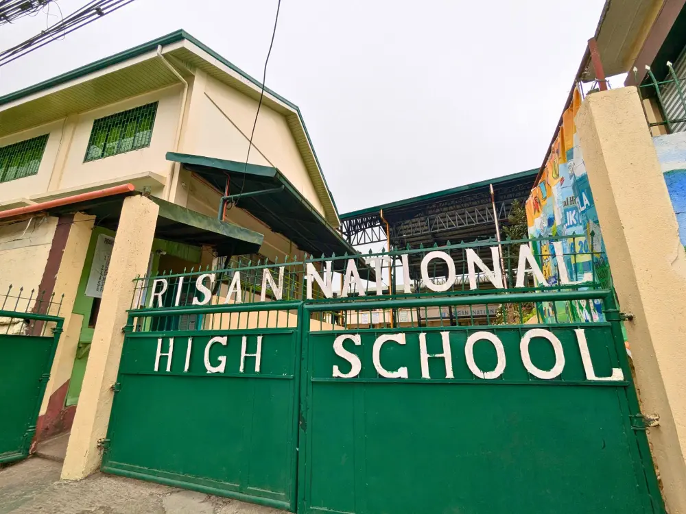 Irisan National High School(イリサン公立高校)のゲートと校舎外観