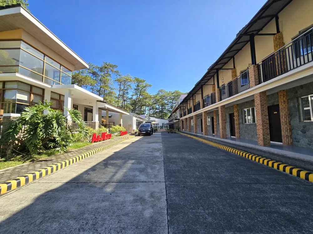 右手に学生寮、左手にオフィスとダイニングホール、正面奥に教室棟があるA&J ECO Campusの校内風景