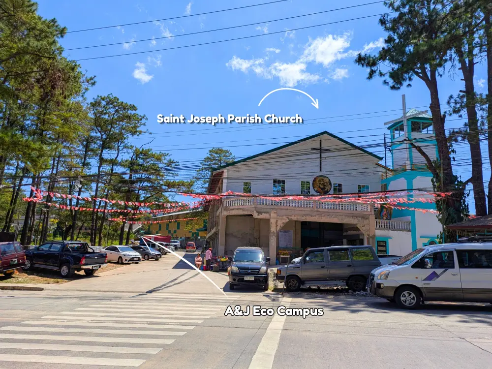 A&J ECO Campusの入口と、目印のSaint Joseph Parish Church(セント・ジョセフ・パリッシュ・チャーチ)