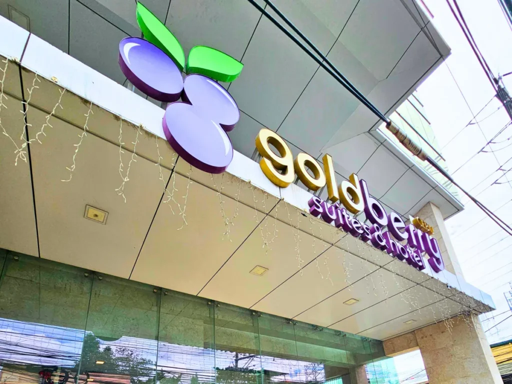 道路から見た、フィリピンのセブ島にあるGoldberry Suites & Hotel Cebuの建物正面にある看板