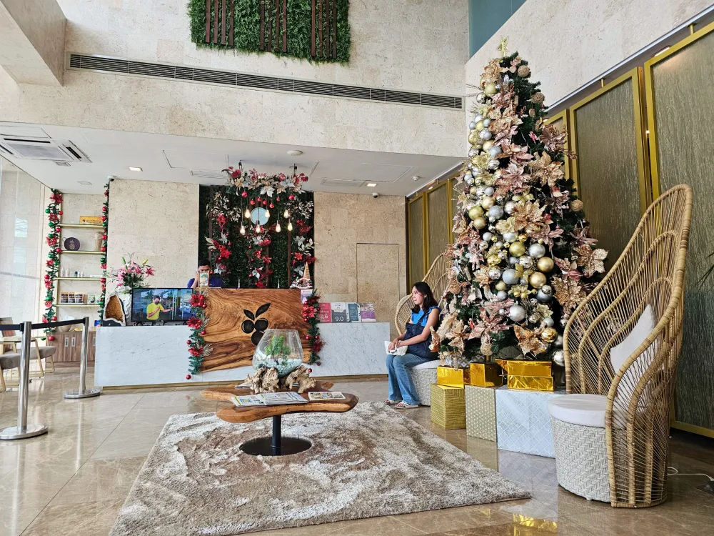 クリスマスの装飾が施された、フィリピンのセブ市中心部にあるGoldberry Suites & Hotel Cebuのロビー