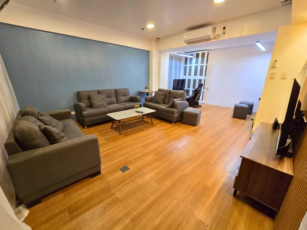 ICL English Academyのマルチメディアルームにあるソファ、テレビ、PlayStationのレーシングゲーム用コックピット