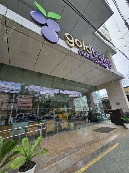 道路から見た、フィリピンのセブ市中心部にあるGoldberry Suites & Hotel Cebuの外観