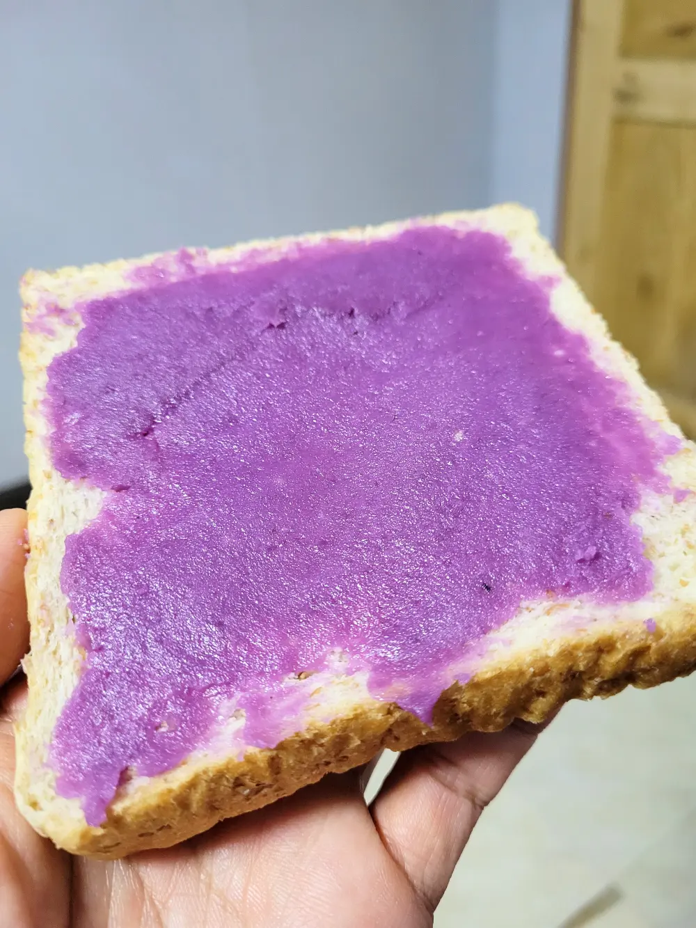 鮮やかな紫色のグッドシェパード修道院のウベジャムをたっぷり塗った食パン