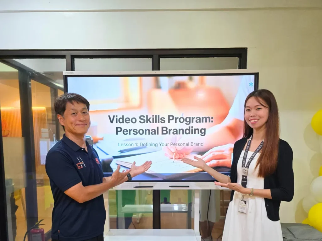 フィリピンのセブ島にあるICL English Academyで、Personal Brandingクラスで使用するスマートボードの前に立つ英語講師とGrit留学の代表