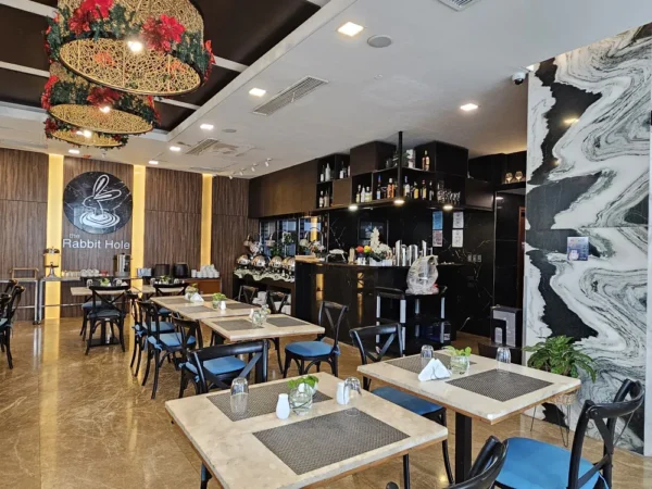 フィリピンのセブ島にあるGoldberry Suites & Hotel Cebuのレストランにあるテーブルセット、ビュッフェカウンター、バーカウンター