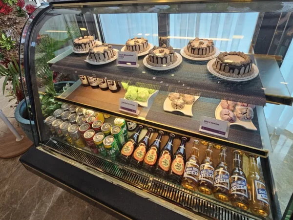 レストランにある大きなショーケースに並べられたソーダ、フィリピンビール、ケーキ、クリンクルクッキー