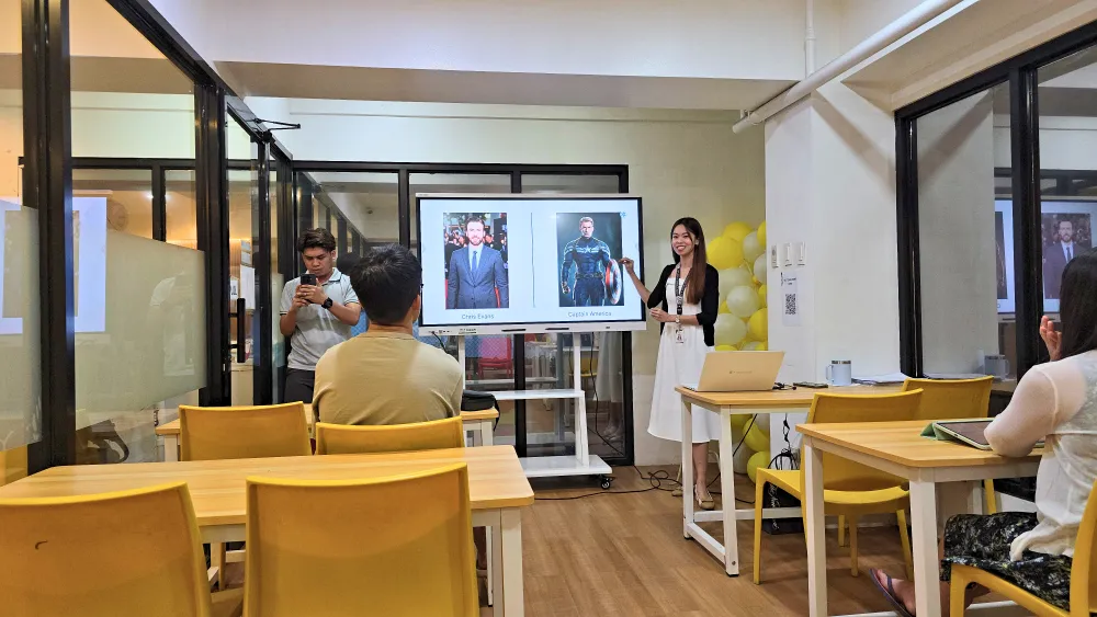 フィリピンのセブ島にあるICL English Academyの夜間オプションクラスで、スマートボードを使ってPersonal Brandingの授業を行うFe先生と受講者
