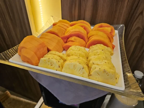 朝食時にトレイに盛り付けられたパイナップルとパパイヤのスライス