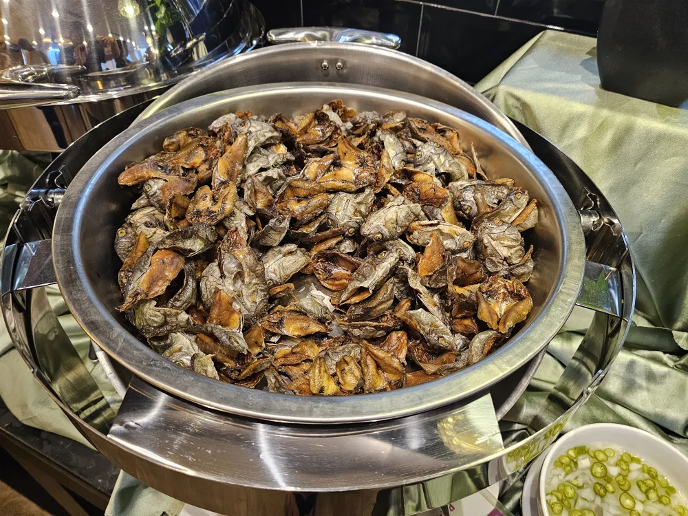 フィリピンのセブ島にあるGoldberry Suites & Hotel Cebuの朝食ビュッフェに並ぶセブ名物のDanggitと玉ねぎ・青唐辛子入りのビネガーソース