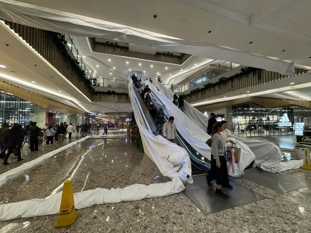 大雨による雨漏り対策でエスカレーター周辺がシートで覆われた、フィリピンのバギオにあるSMモール館内