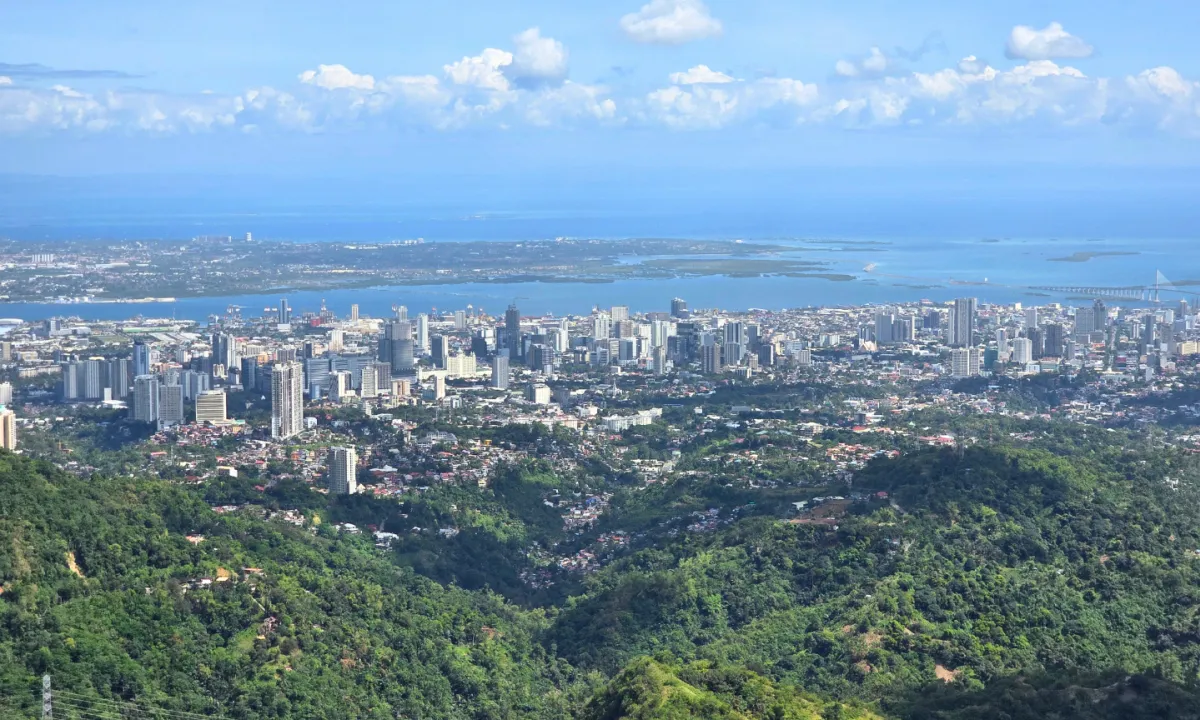 フィリピンのセブ島にあるTOPSから望むセブ市街地とマクタン島、海の景色