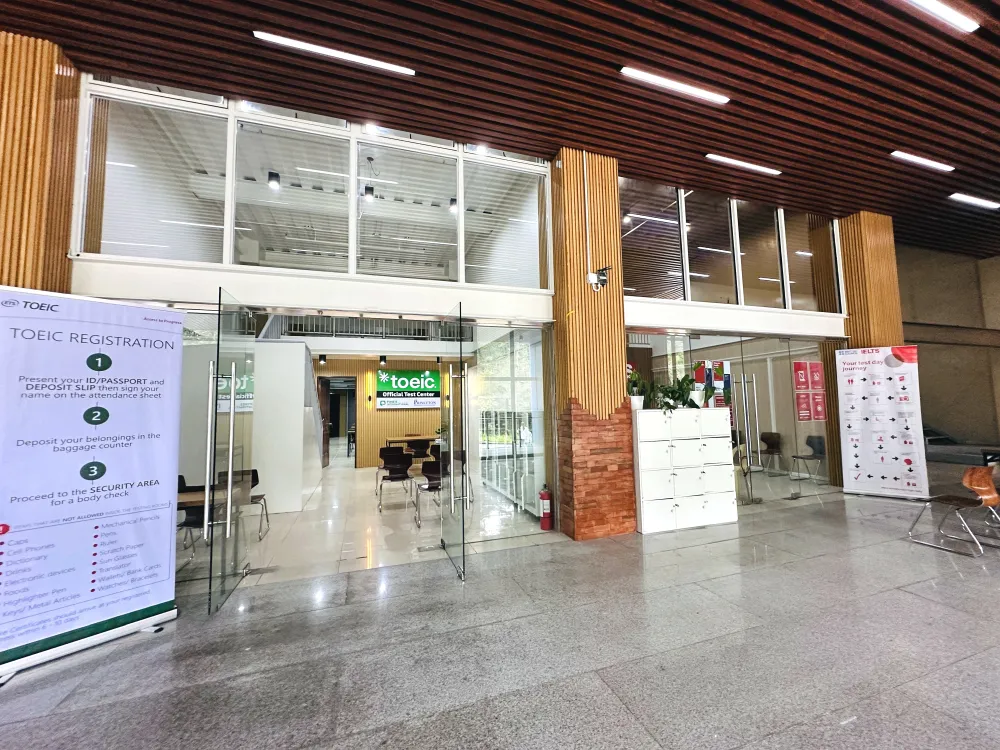 TOEIC RegistrationとIELTSの案内が設置されたPINES Main Campusの新しいTOEIC/IELTSテストセンター