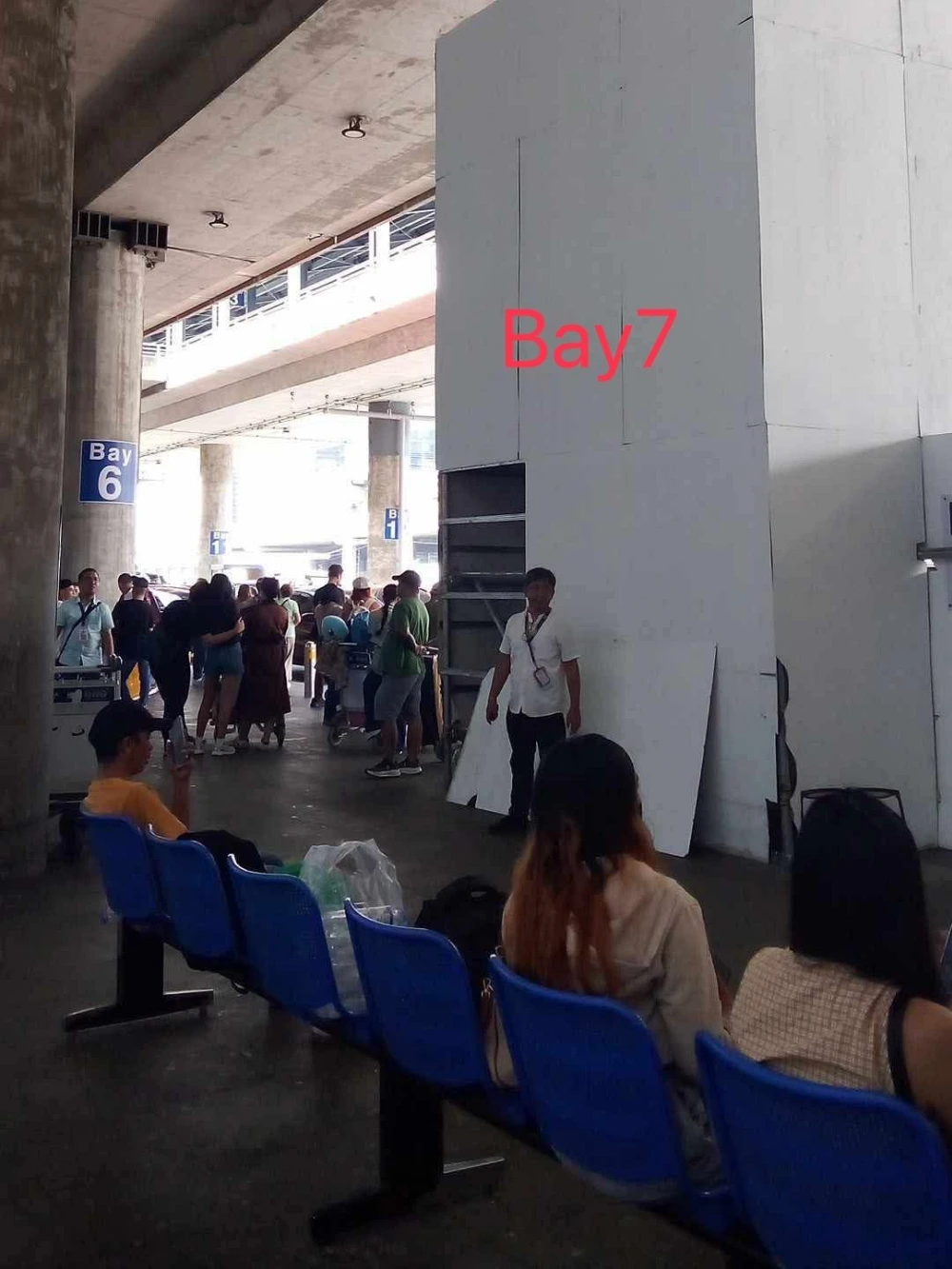 マニラ空港ターミナル3のBay 7周辺で工事用の白い囲いが設置され、Bay 7の柱が見えにくくなっている様子。左側にはBay 6の標識が見える
