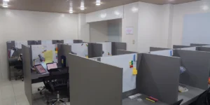 フィリピンのバギオにあるMONOL Sparta Campusのスタディルーム。パーテーションで区切られた学生専用の自習席が並び、各席にデスク、椅子、照明、ホワイトボードが備えられている