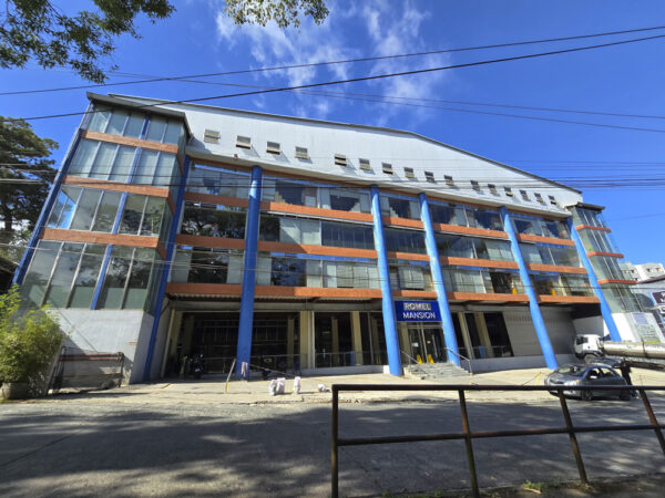 フィリピンのバギオにあるPines Speaking CampusとIELTS Specialized Campusが入るPines International Academyの校舎正面外観