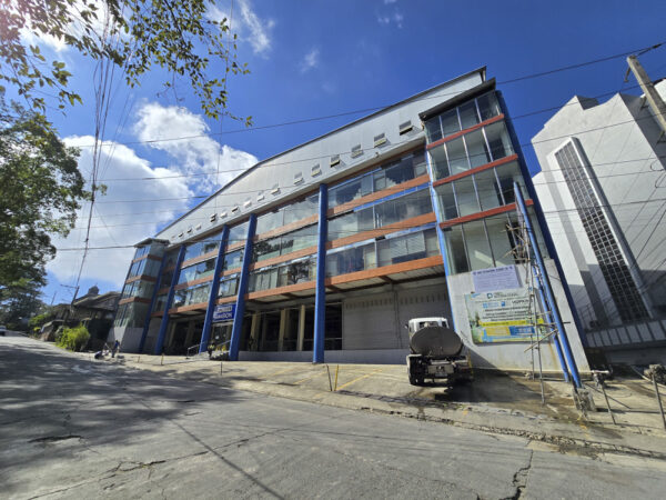 道路側から斜めに見たPines International Academyの校舎外観