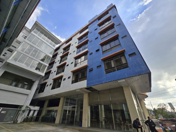 校舎裏手に建つ、Pines Speaking CampusとIELTS Specialized Campus共用のコンドミニアム寮の外観