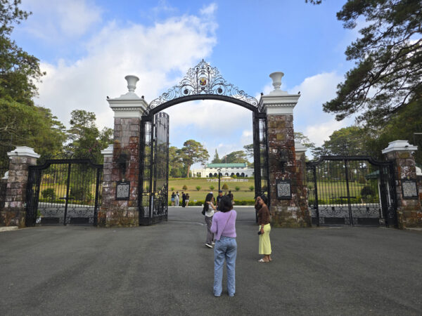 バギオにある大統領夏季公邸The Mansionの開かれた正門と、奥に見える公邸の建物