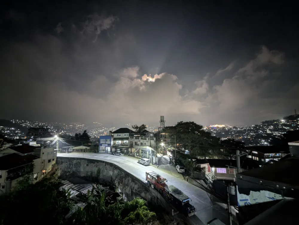 MONOL Main Campusの屋上から一望するバギオ市街の夜景と、街の明かりが広がる山々