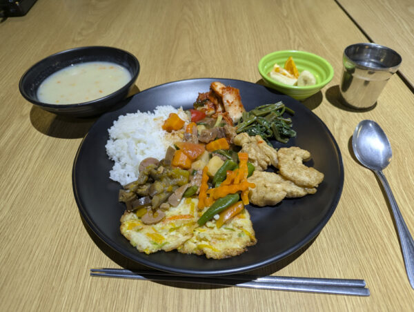 野菜入り卵焼き、オクラやなす、かぼちゃ、空心菜の炒め物、魚のフリッター、牛肉の煮込み、白ご飯などに、クラムチャウダーとフルーツを添えた夕食