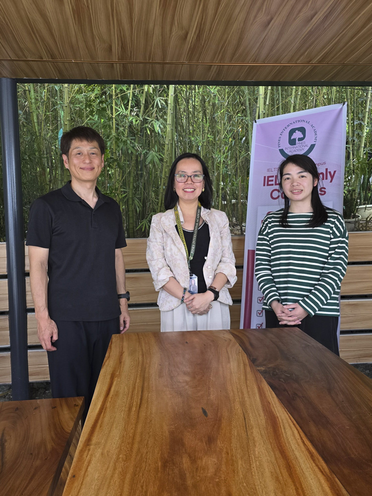Pines IELTS Specialized Campusのヘッドティーチャー Junaida先生を中央に、Grit留学の真太郎とJhennyが並んで撮影した記念写真