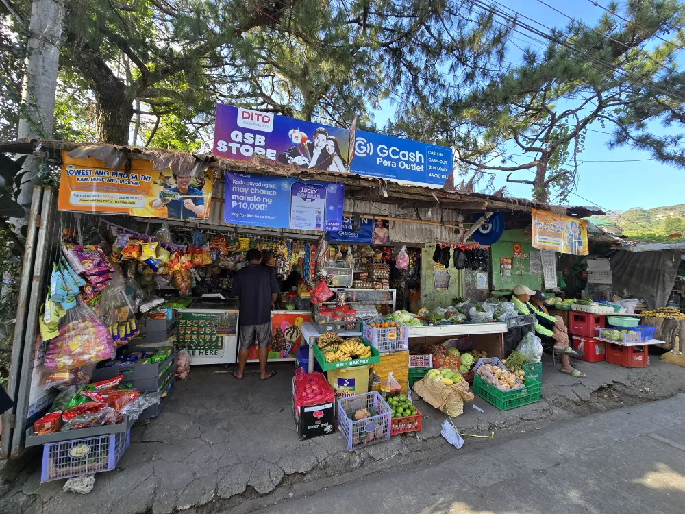 MONOL Main Campus近くにある商店、GSB Storeの店頭に並ぶ新鮮な野菜や果物、スナック菓子