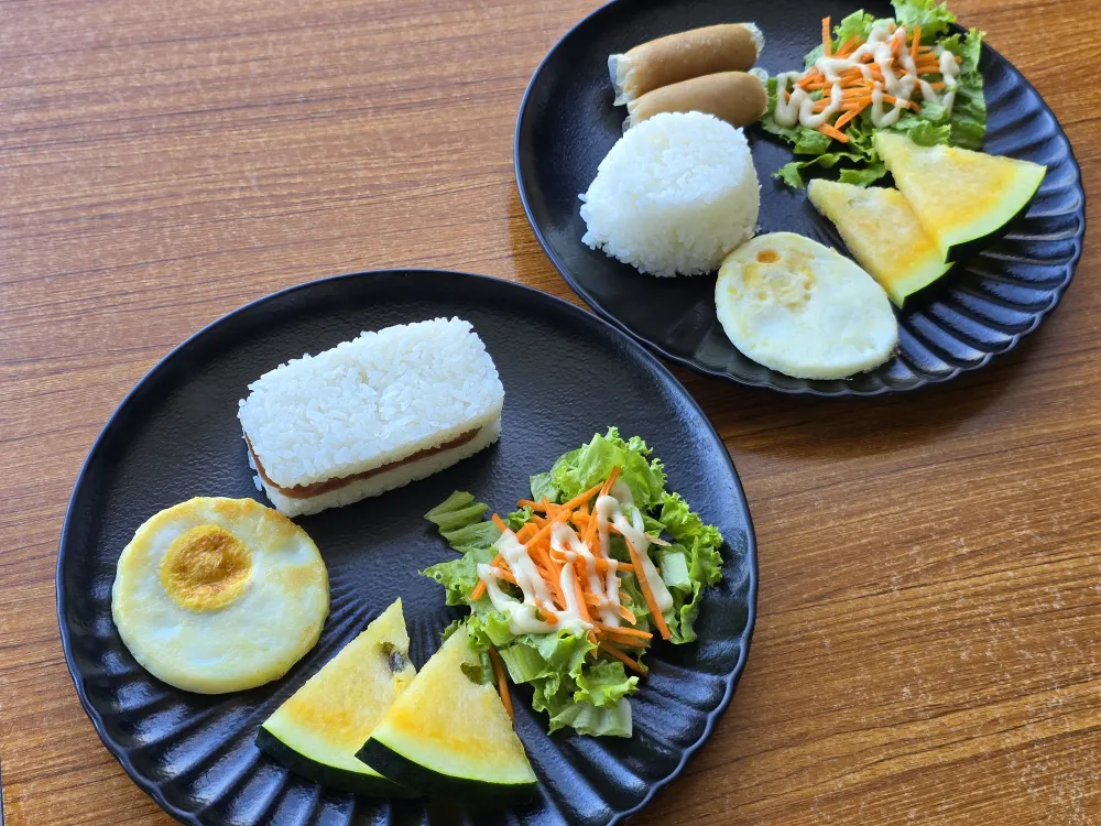 Aqua Garden Caféで注文した2人分の朝食、ロンガニーサとムスビ、目玉焼き、ライス、サラダ、スイカ