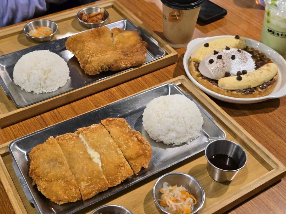 Aqua Garden Caféで注文したチーズとんかつとチキンカツのセット、バナナチョコワッフル、キウイシェイク、レモン&ジンジャーティー
