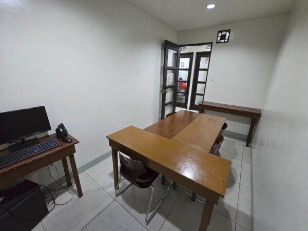 講師席側から入口方向を見た、複数の机を組み合わせて配置した少人数グループクラス用教室