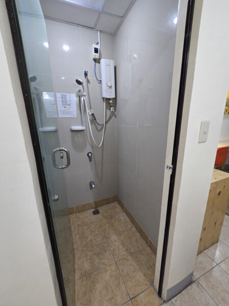 1人部屋ＢとＣの共用エリアにあり、電気式温水シャワーを備えた1人部屋Ｃ用シャワールーム