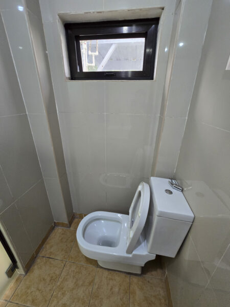 ＢとＣの共用エリアにあり、小窓の下に洋式トイレが設置された、シャワーとは別室の1人部屋Ｃ用トイレ