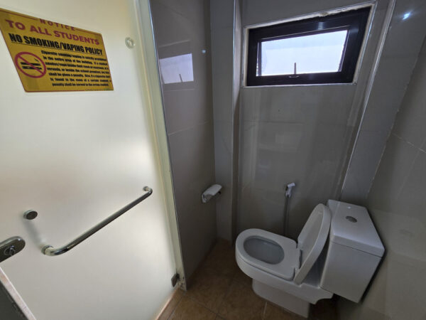 小窓とハンドビデ、トイレットペーパーホルダーが設置された2人部屋Ａの独立したトイレ