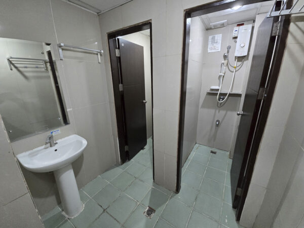 鏡付き洗面台が設置され、トイレとシャワールームが別々に設けられた4人部屋Type2のバスルーム
